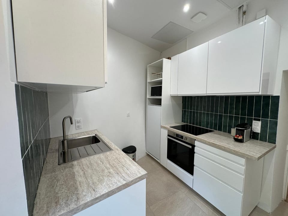 Kitchen or kitchenette, oven