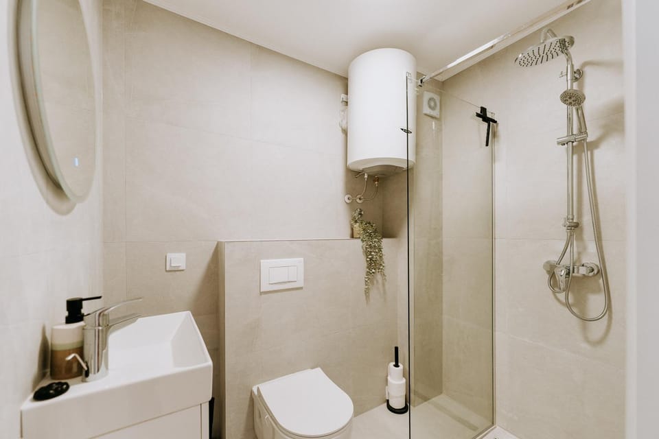 Shower, Toilet, Bathroom, towels