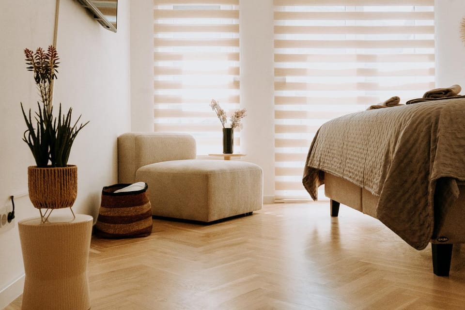 Bed, Photo of the whole room, Seating area, Bedroom