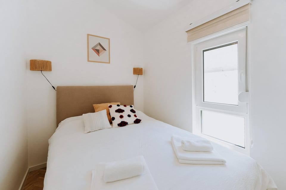 Bed, Bedroom, towels