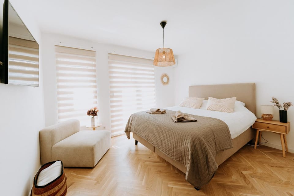 Bed, TV and multimedia, Photo of the whole room, Bedroom, towels