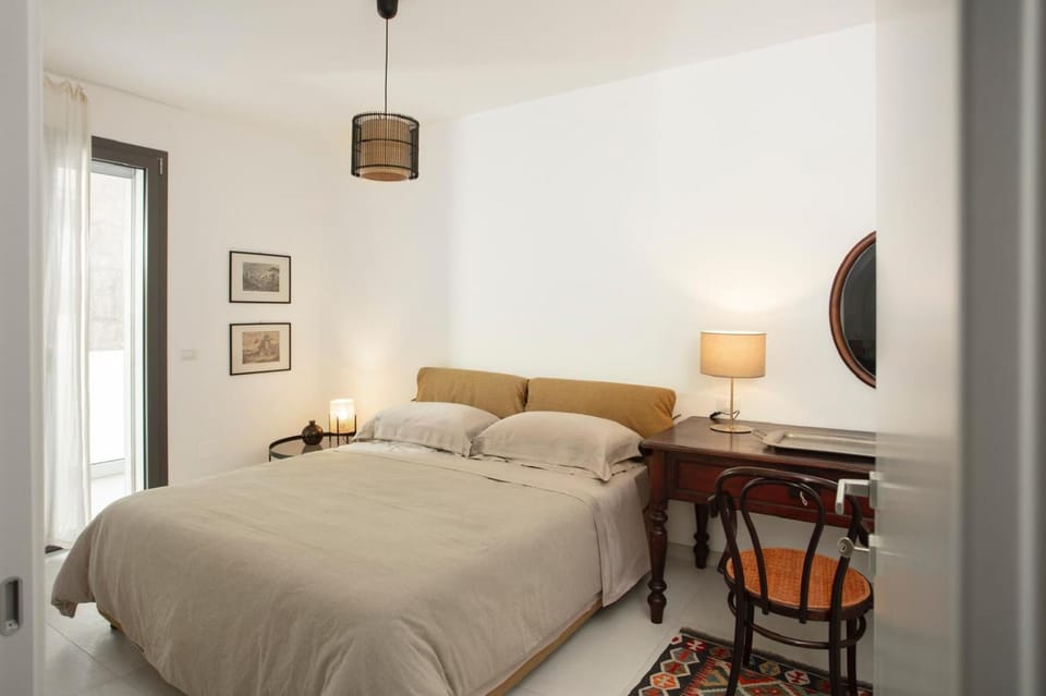 Bed, Photo of the whole room, Seating area, Bedroom