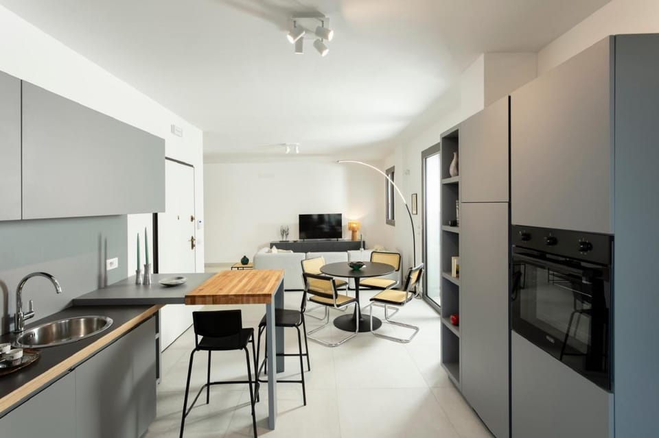 Communal lounge/ TV room, TV and multimedia, Kitchen or kitchenette, Living room, Seating area, Dining area, stove, kitchen