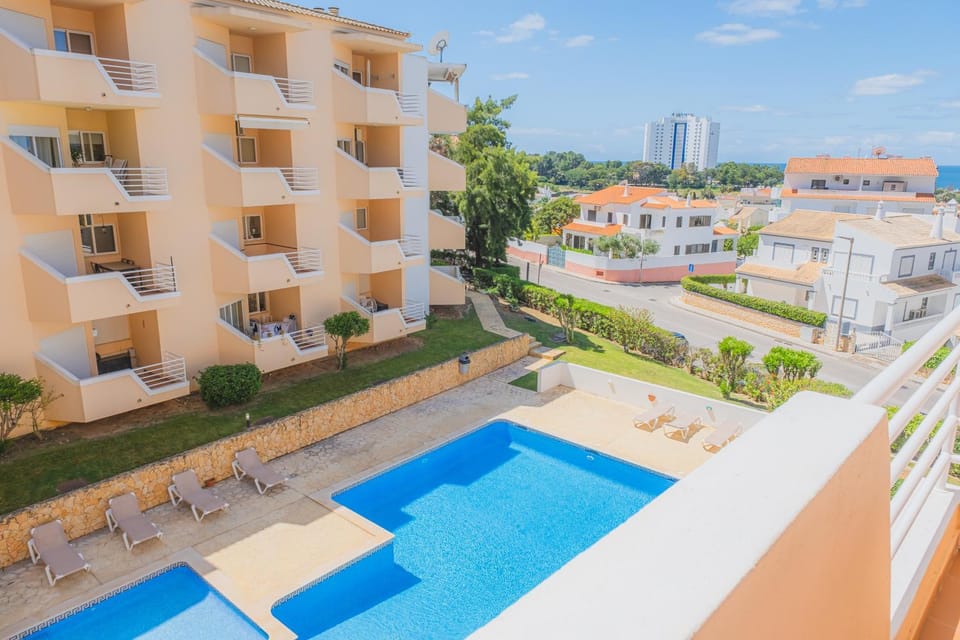 Amoreira Pool View DMD Apartment in Alvor
