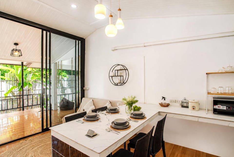Kitchen or kitchenette, Dining area