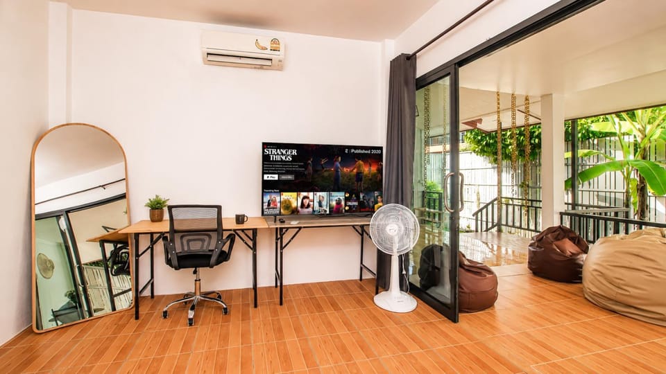 Communal lounge/ TV room, TV and multimedia, Kitchen or kitchenette, Dining area, air conditioner