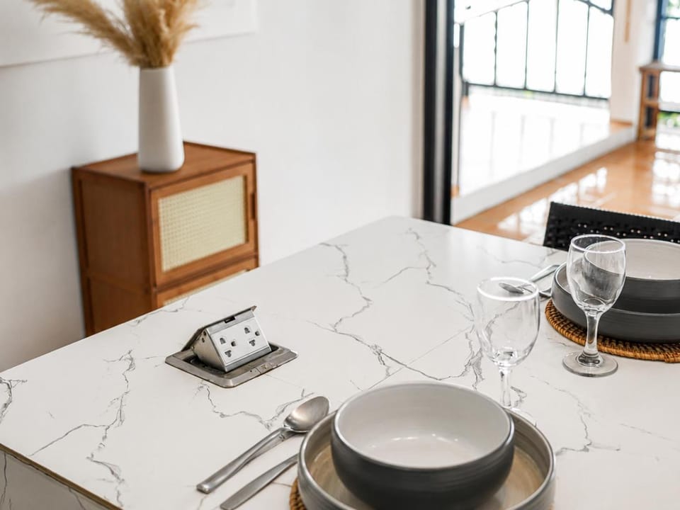 Kitchen or kitchenette, Dining area