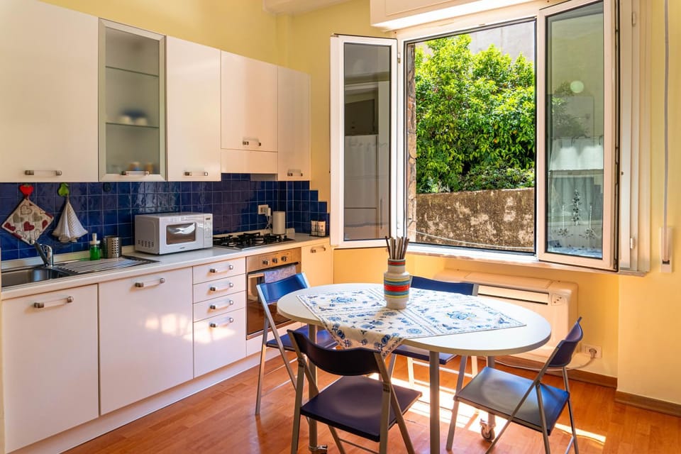 Kitchen or kitchenette, Living room, Seating area, Dining area, stove
