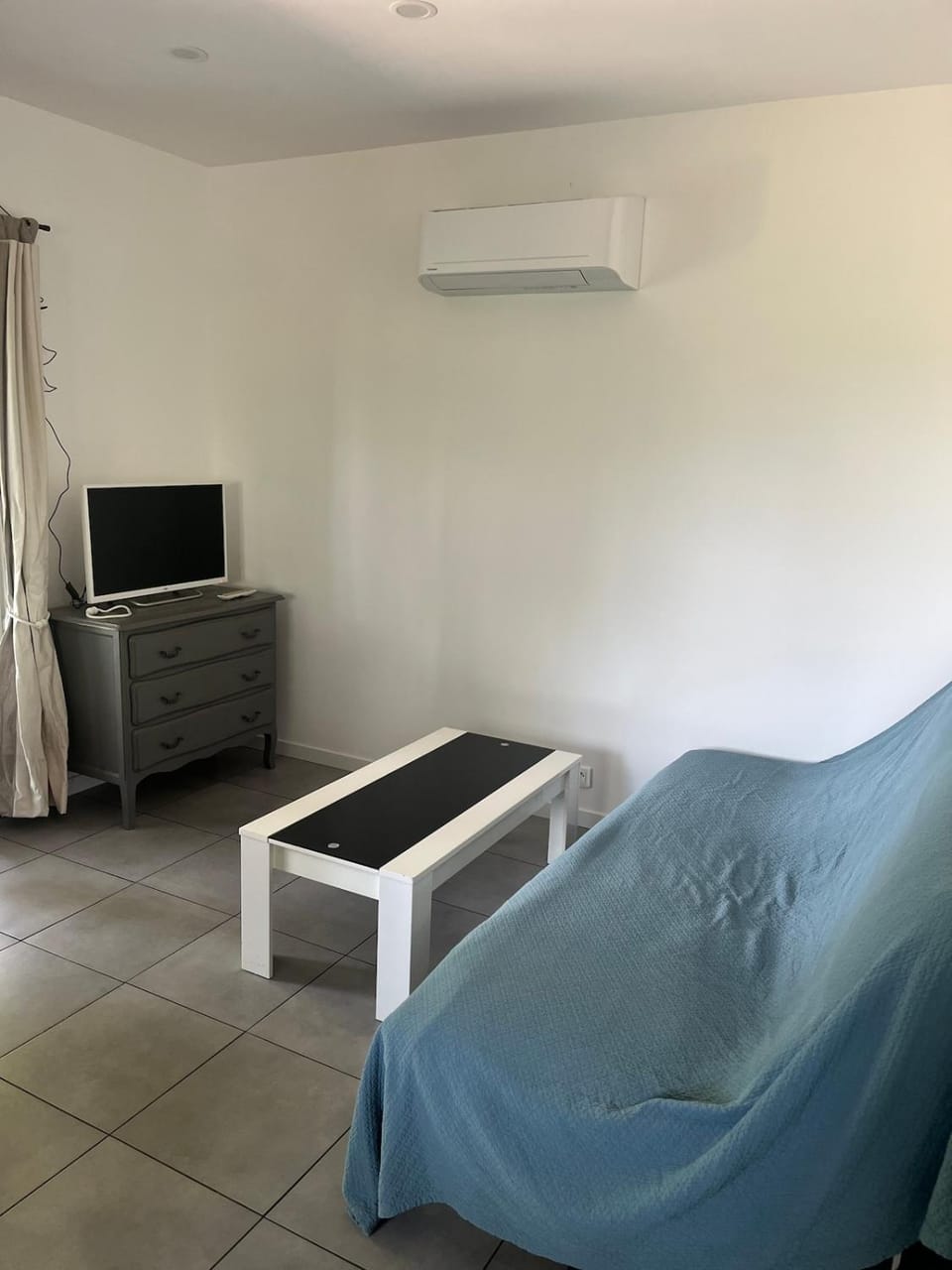 Bed, TV and multimedia, Living room, Seating area