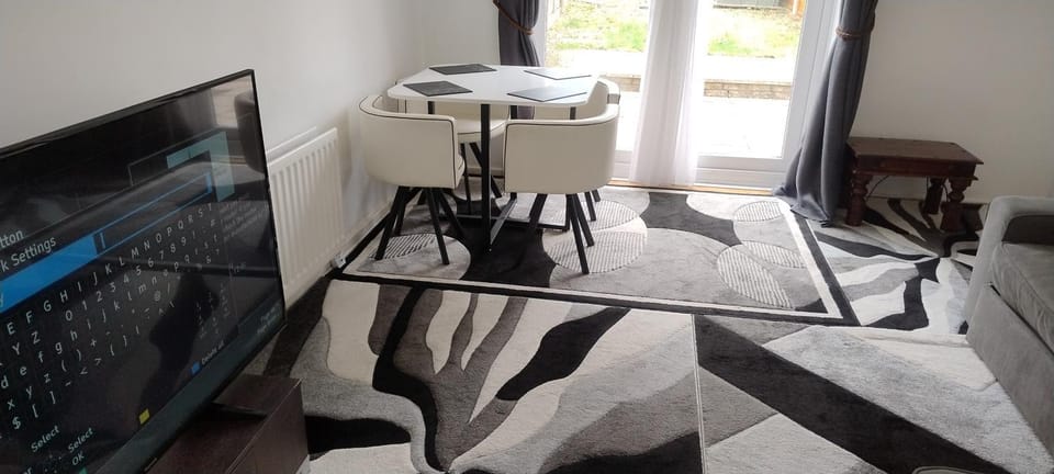 Entire 2 bedroom home with parking in Coventry, UK House in Coventry