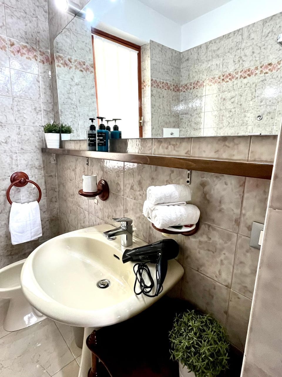 Toilet, Bathroom, towels