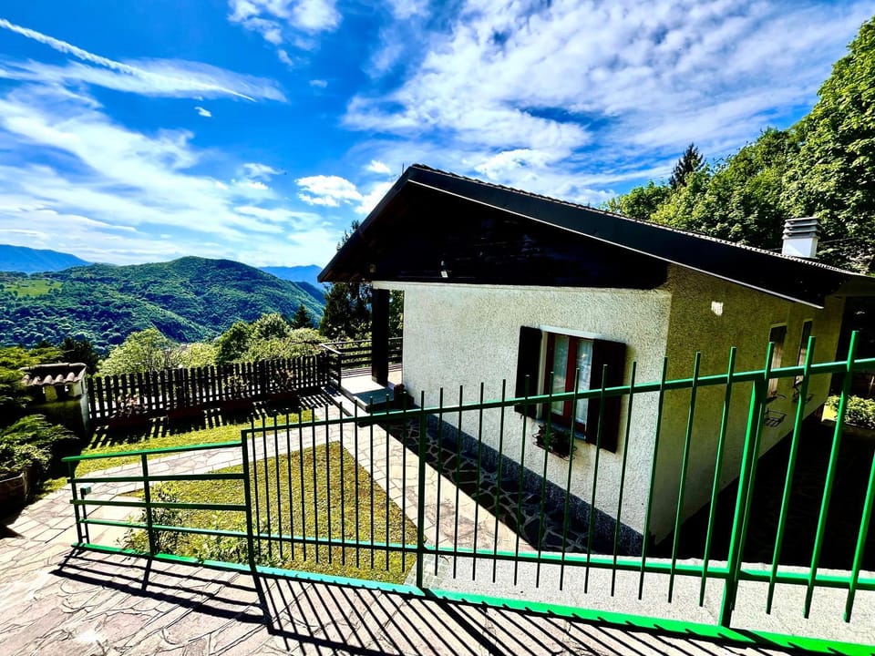 Property building, Day, Natural landscape, Garden, View (from property/room), Balcony/Terrace, Balcony/Terrace, Mountain view