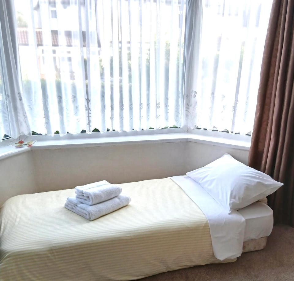 Bed, Living room