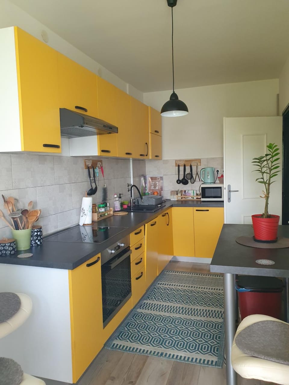 Kitchen or kitchenette, dishwasher, oven, stove