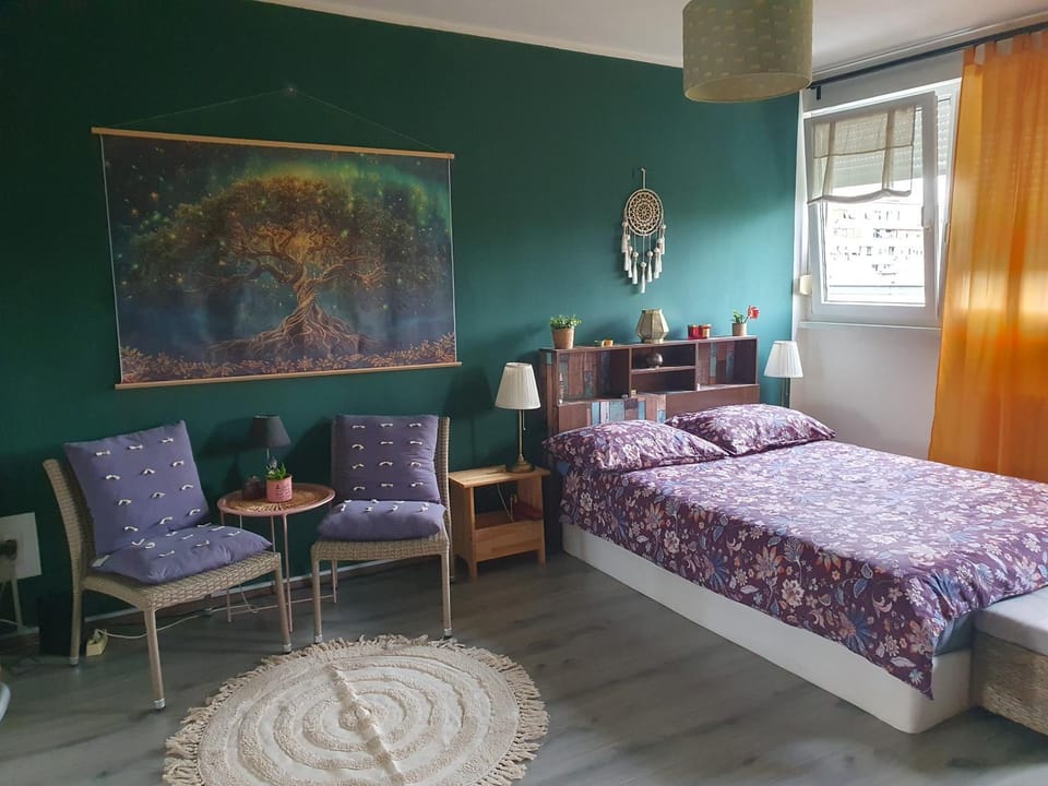 Bed, Seating area, Bedroom