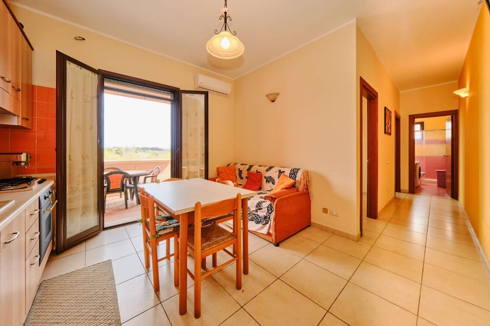 Kitchen or kitchenette, Seating area, stove