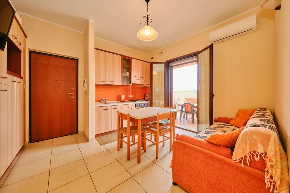 Kitchen or kitchenette, Seating area, Dining area, stove