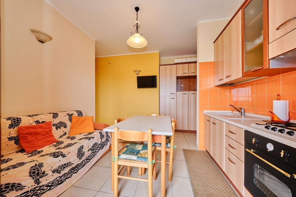 Kitchen or kitchenette, Living room, Seating area, Dining area, stove