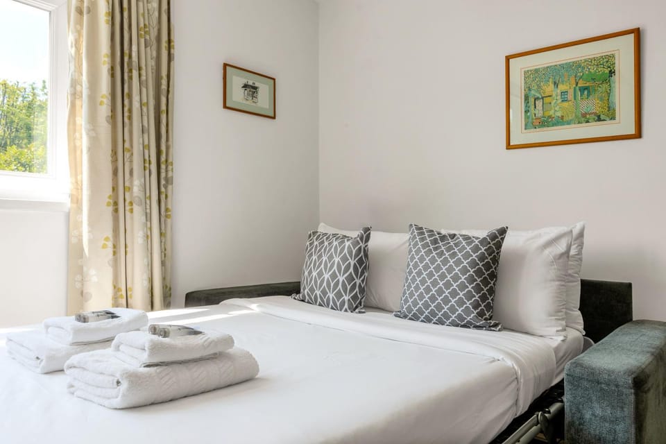 Bed, towels