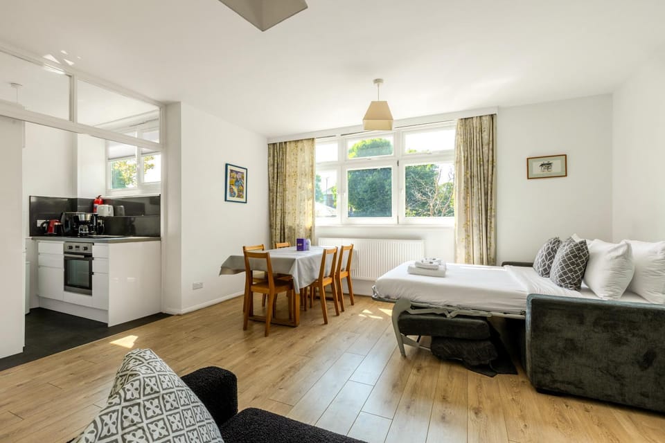 Bed, Kitchen or kitchenette, Seating area, Dining area