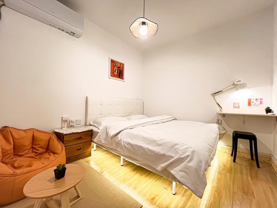 Photo of the whole room, Seating area, Bedroom