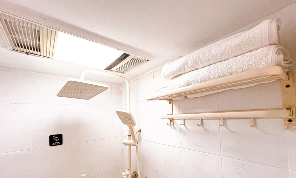 Hot Tub, Bathroom, towels, air conditioner