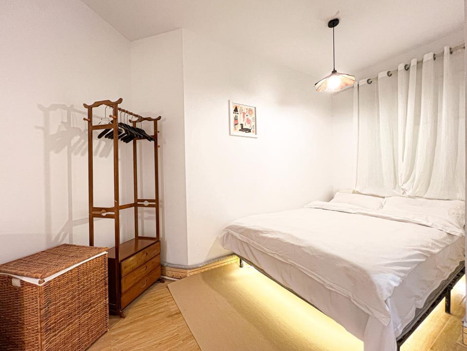 Bed, Photo of the whole room, Bedroom