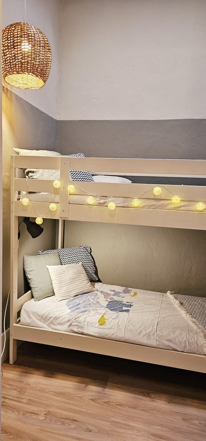 Bedroom, bunk bed