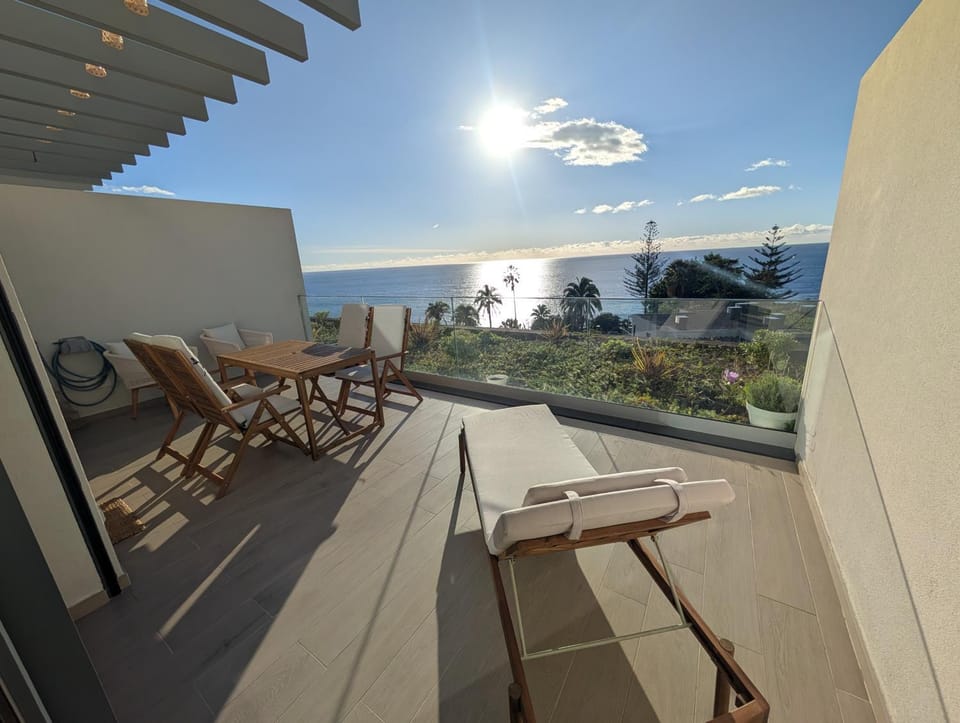 Day, Natural landscape, View (from property/room), Balcony/Terrace, Dining area, Sea view