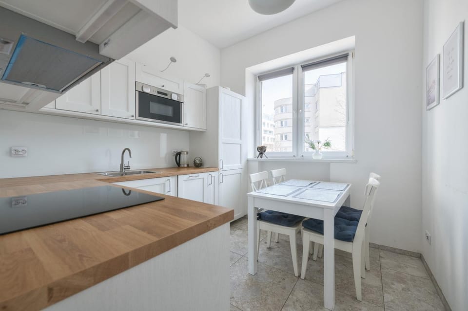 Kitchen or kitchenette, Dining area, stove