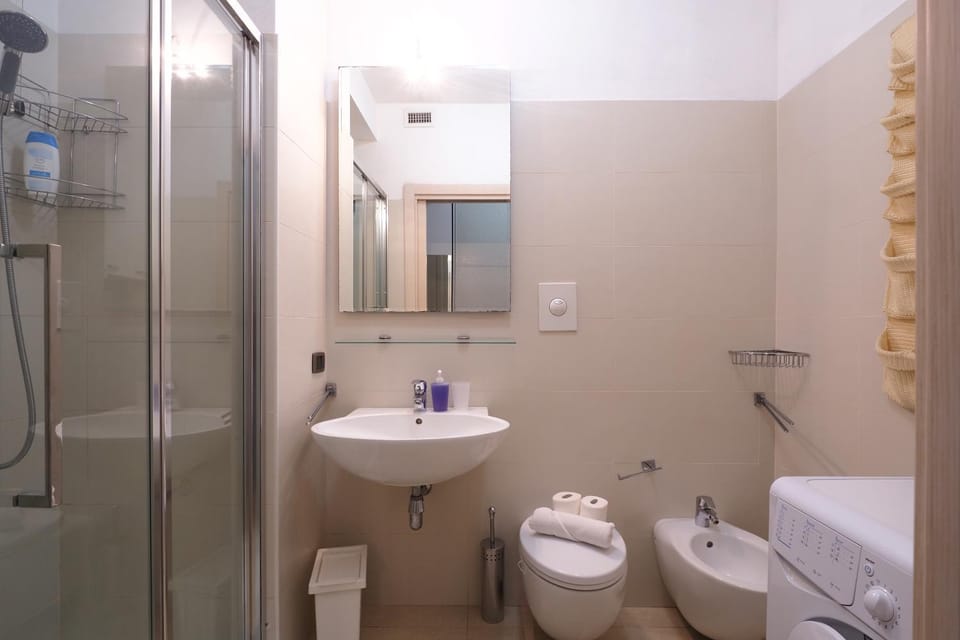Shower, Toilet, Bathroom, bidet, towels