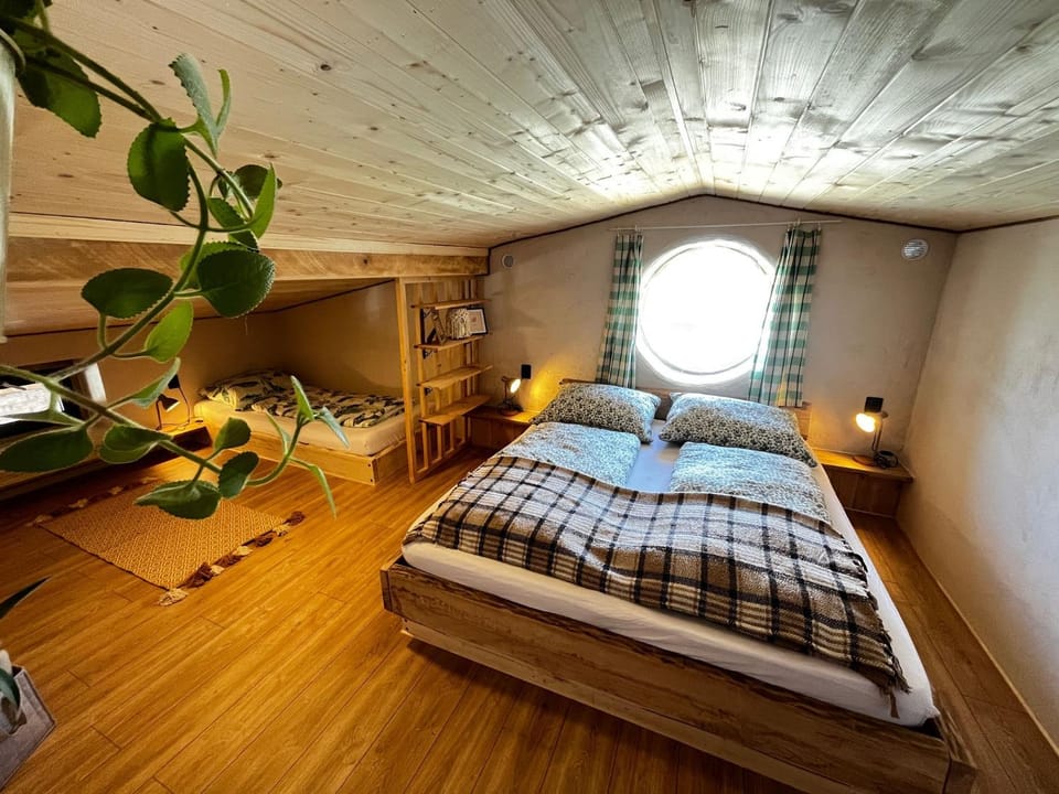 Photo of the whole room, Bedroom