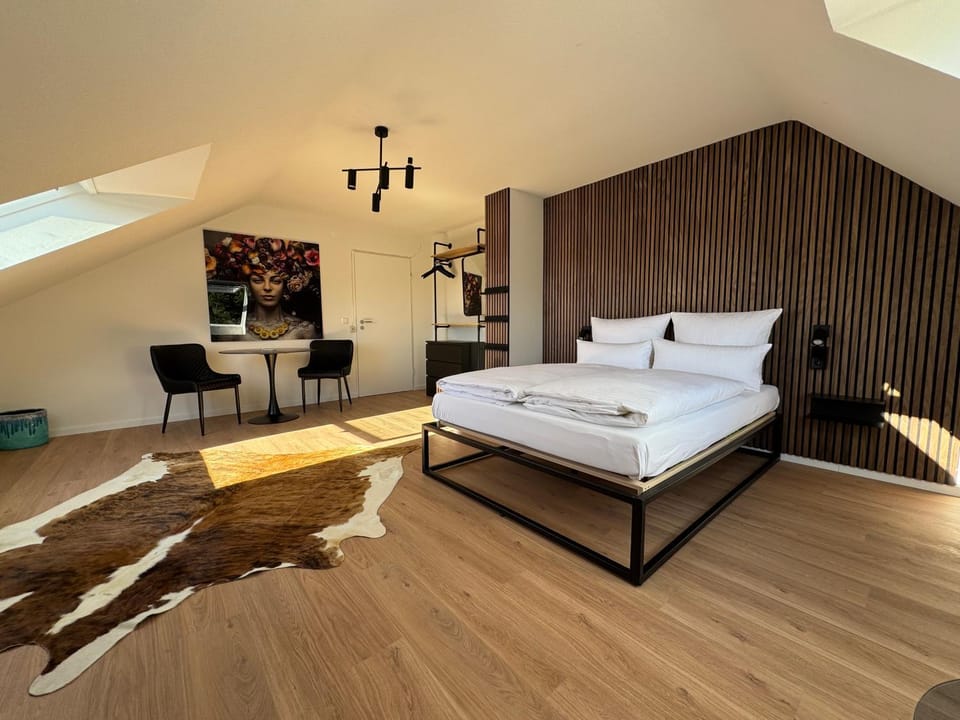 Bed, Seating area, Bedroom