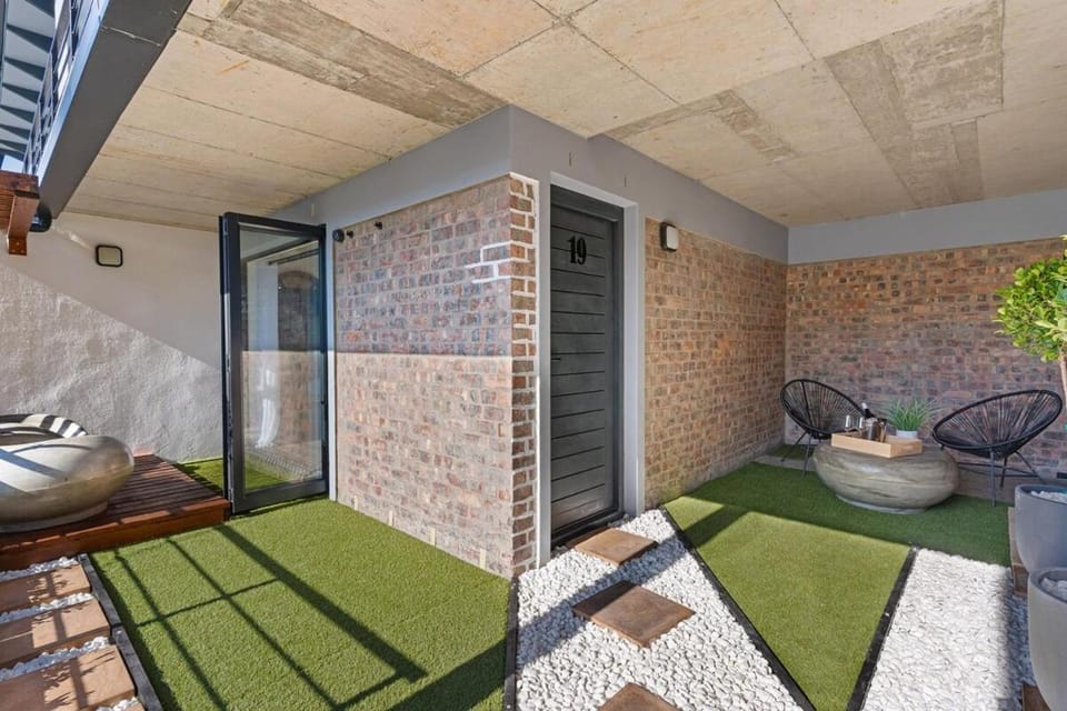 Cozy Nest on White Soil! Apartment in Cape Town