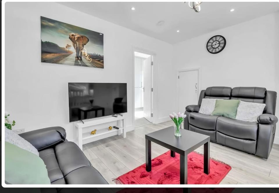 Communal lounge/ TV room, TV and multimedia, Living room, Seating area, Evening entertainment