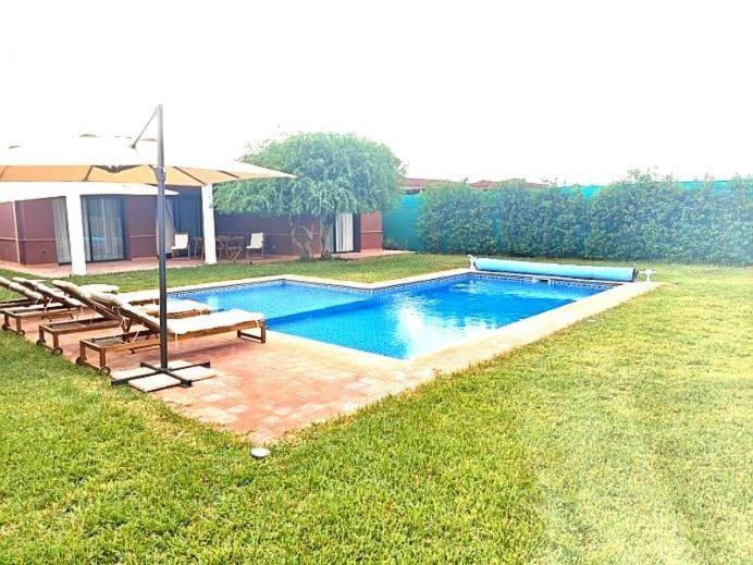 Pool view, Swimming pool, sunbed
