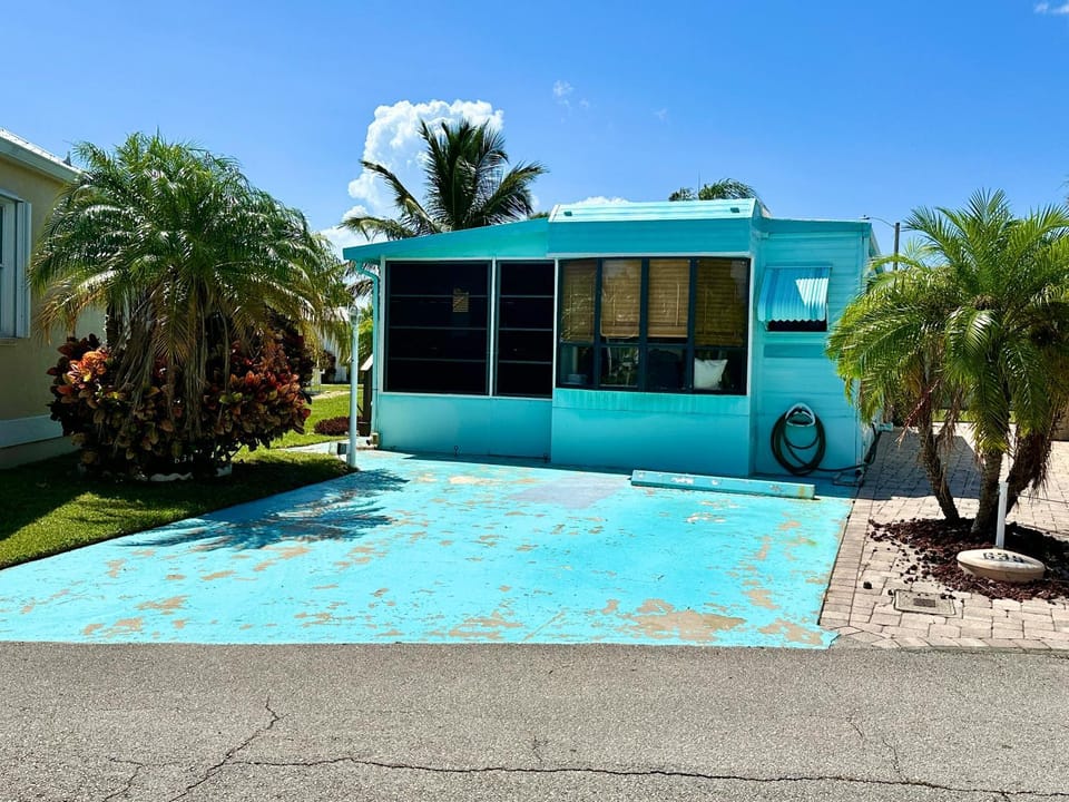 Aquahouse is an Adorable 1 Bed 1 Bath Beach Bungalow just steps from the ocean! House in Hutchinson Island