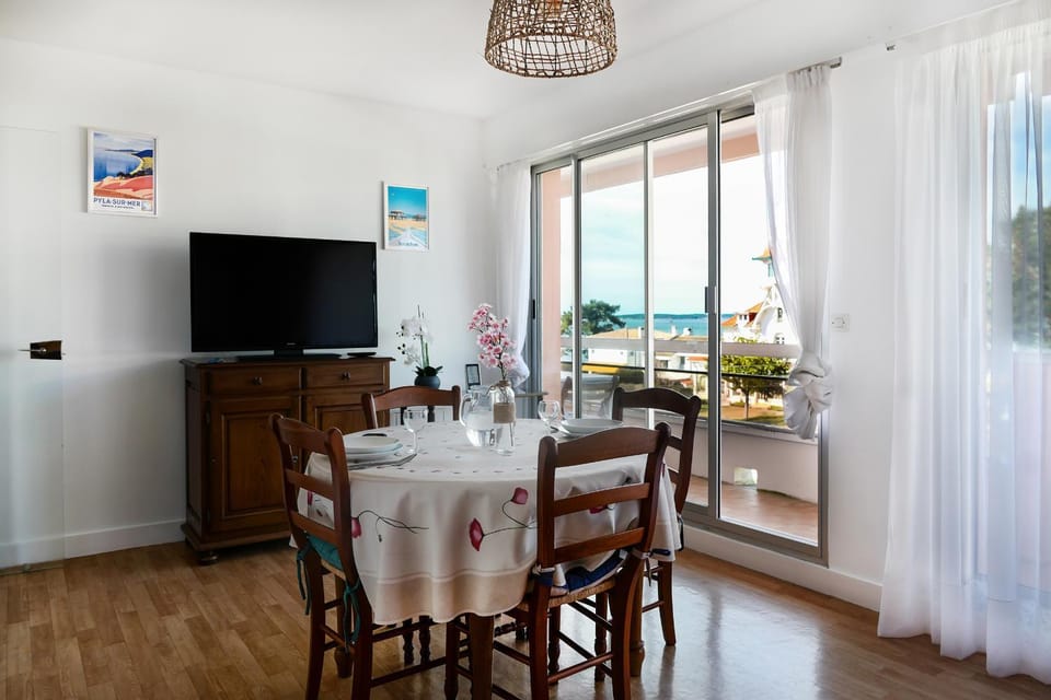 Communal lounge/ TV room, Living room, Meals