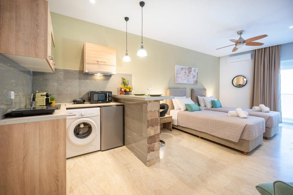 Bed, Coffee/tea facilities, Kitchen or kitchenette, Photo of the whole room, Dining area, Bedroom, stove