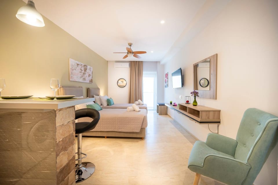 Bed, TV and multimedia, Photo of the whole room, Bedroom, kitchen