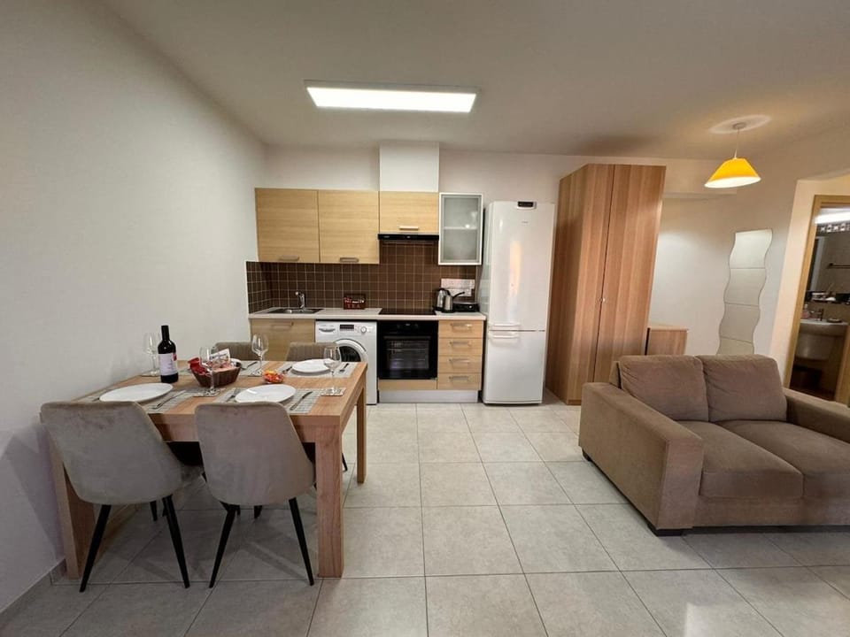 Kitchen or kitchenette, Living room, Seating area, Dining area, oven, stove