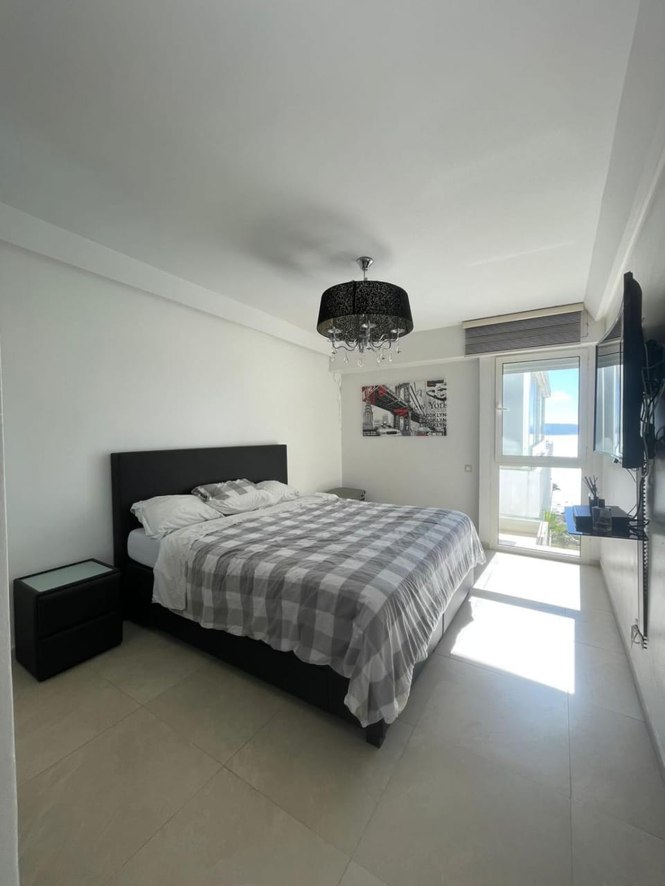 Bed, TV and multimedia, Photo of the whole room, Bedroom
