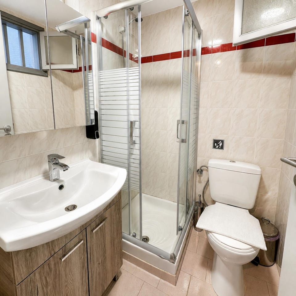Shower, Toilet