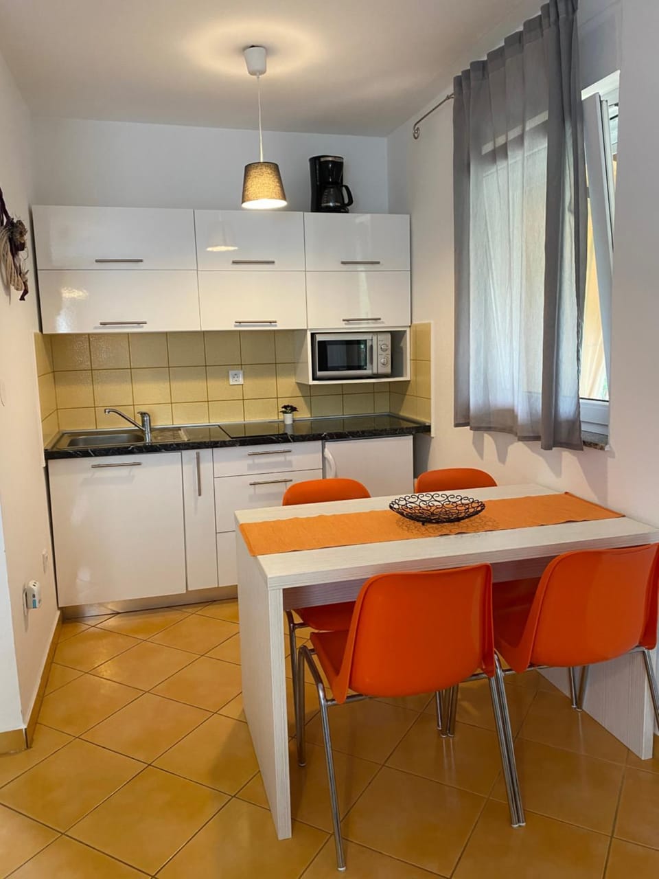 Kitchen or kitchenette, Dining area