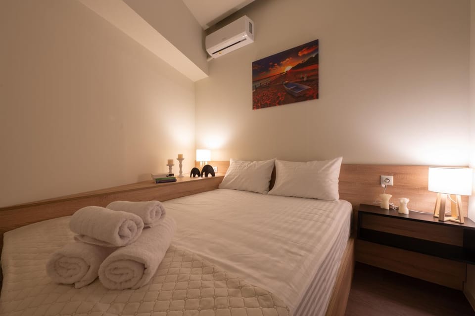 Bed, Photo of the whole room, Bedroom, towels, air conditioner