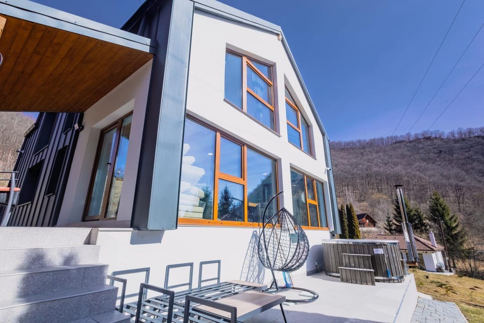 Property building, Natural landscape, Balcony/Terrace, Seating area, Mountain view