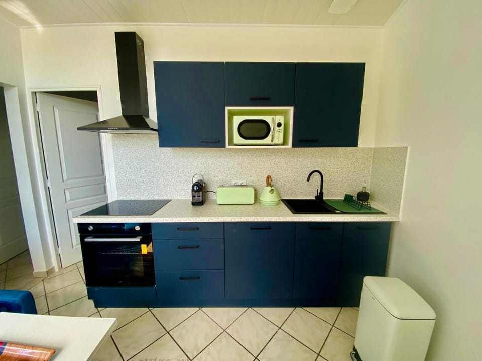 Coffee/tea facilities, Kitchen or kitchenette, dishwasher, microwave, oven, stove, toaster