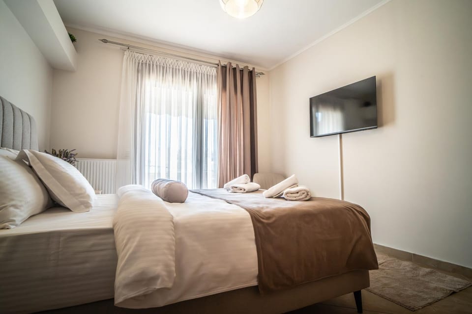Bed, TV and multimedia, Photo of the whole room, Bedroom, towels
