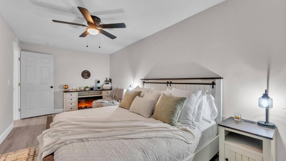 Bed, Other, Photo of the whole room, Bedroom