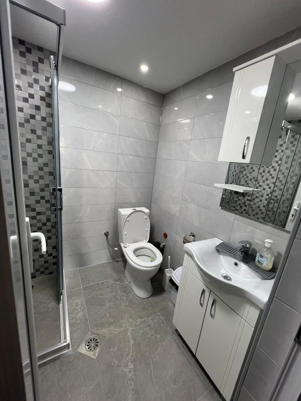 Shower, Toilet